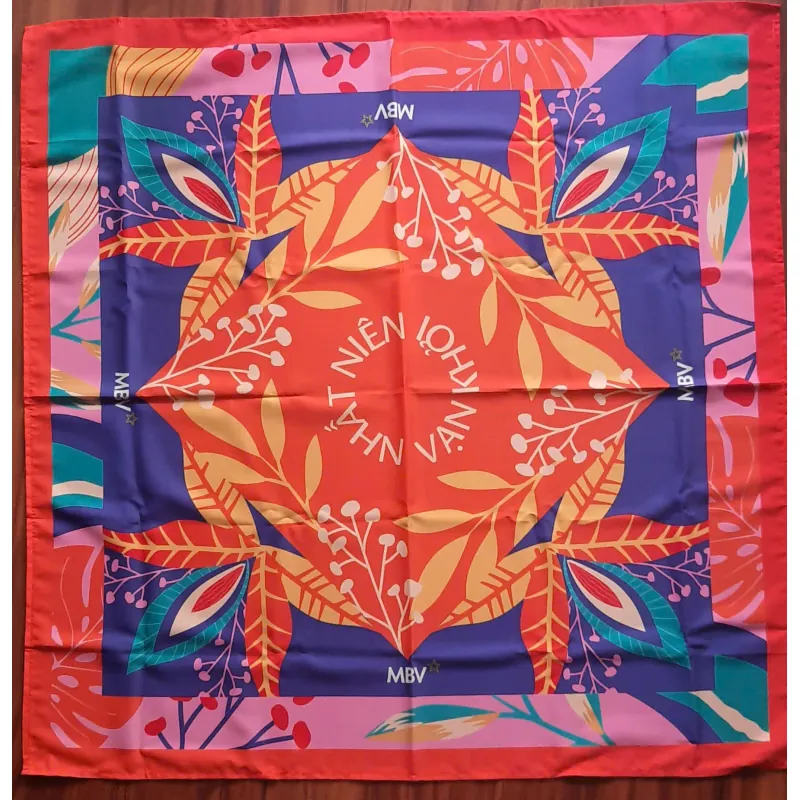 Khăn choàng MBV đi biển thổ cẩm nữ 1026781