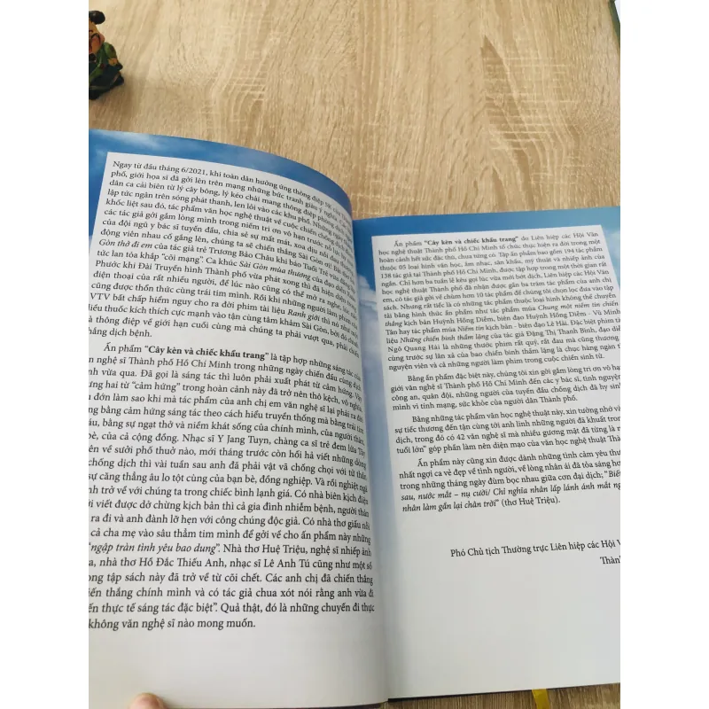 CÂY KÈN VÀ CHIẾC KHẨU TRANG – TÁC PHẨM NGHỆ THUẬT MÙA COVID 📚 973688