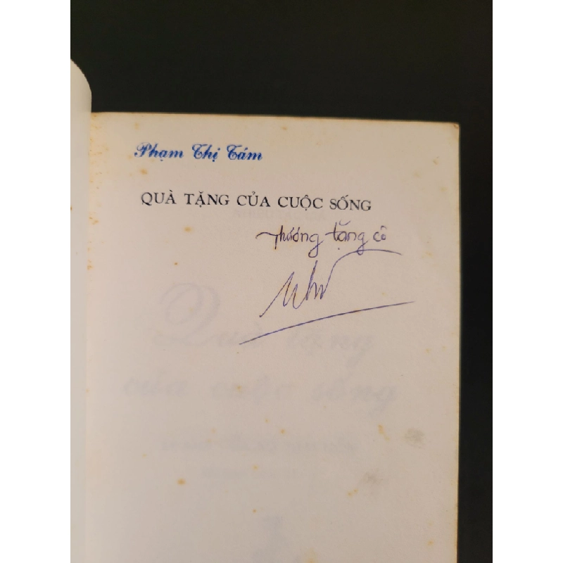 Quà tặng của cuộc sống mới 80% bẩn bìa, ố nhẹ, có chữ ký 2002 Nhiều tác giả HCM3004 VĂN HỌC 445125