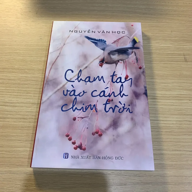 Chạm tay vào cánh chim trời - Nguyễn Văn Học - NXB Hồng Đức 716840