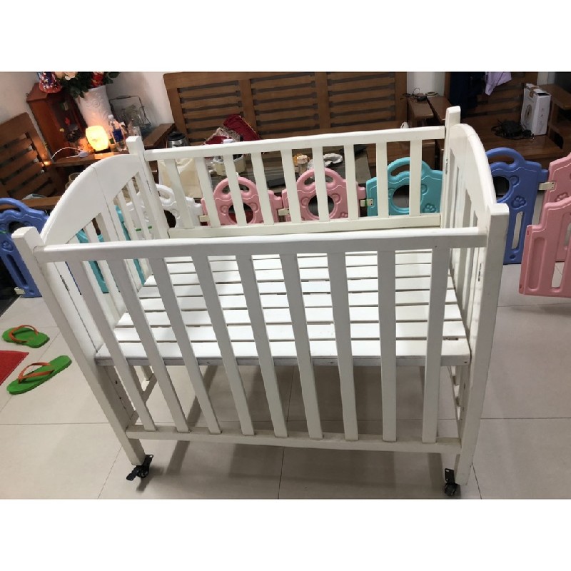 Giường cũi trẻ em màu Trắng ( Cũi gỗ sồi , Sơn PU cao cấp không độc hại ), cũi đã qua sử dụng như còn rất tốt, mới 95% 500