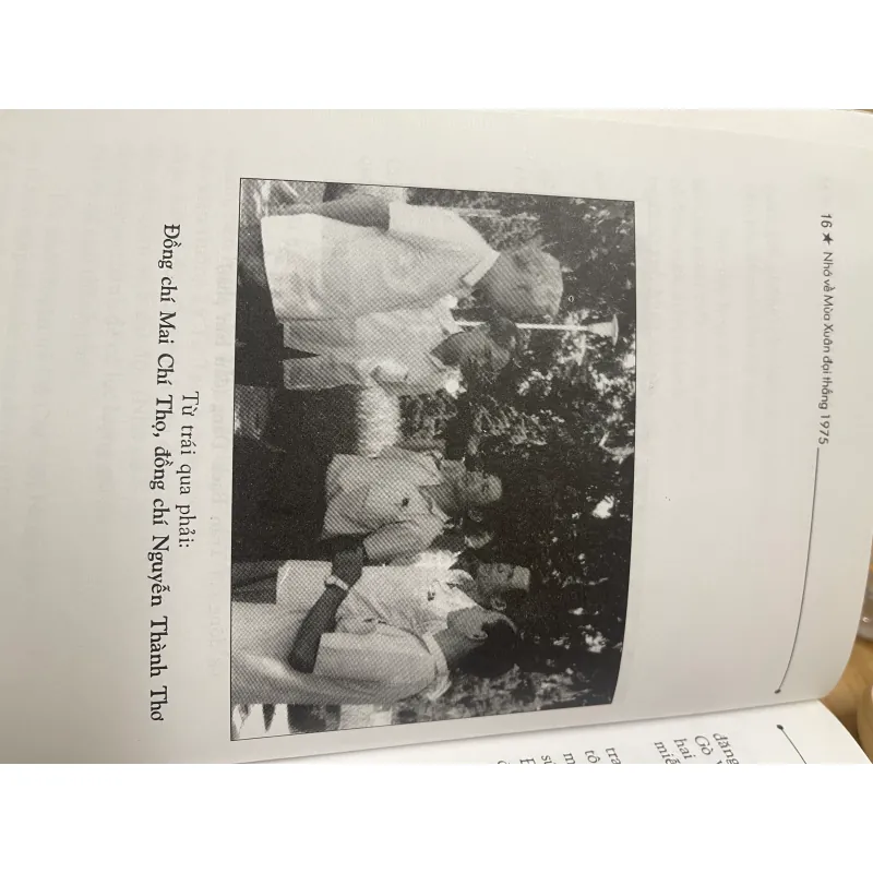 Sách ghi nhớ Mùa Xuân Đại Thắng 1975 - Tập ảnh kỷ niệm lịch sử 1038091
