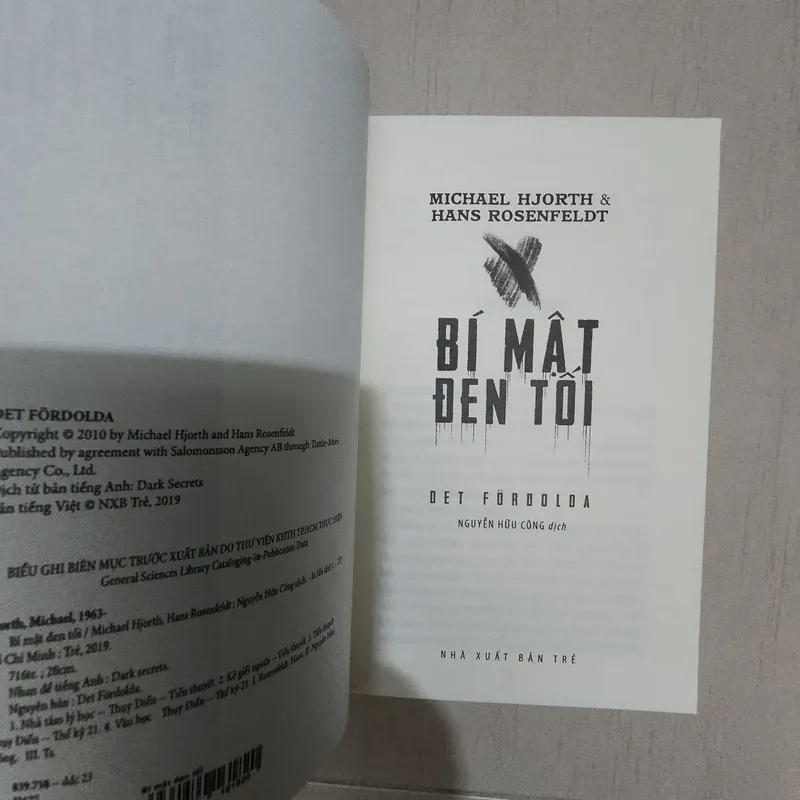 Sách Bí mật đen tối 719199