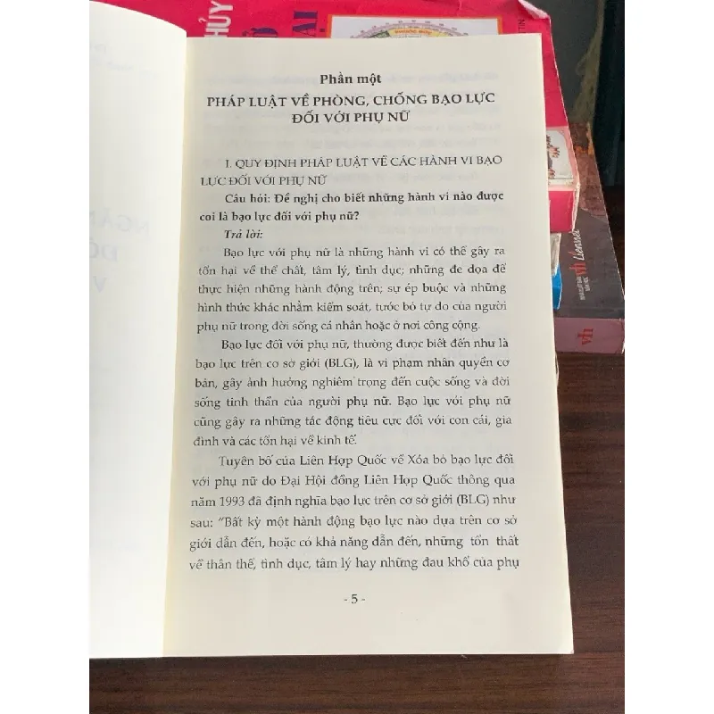 Ngăn chặn bạo lực đối với phụ nữ và trẻ em gái – Lê Thị Hoàng Yến (chủ biên) 560530