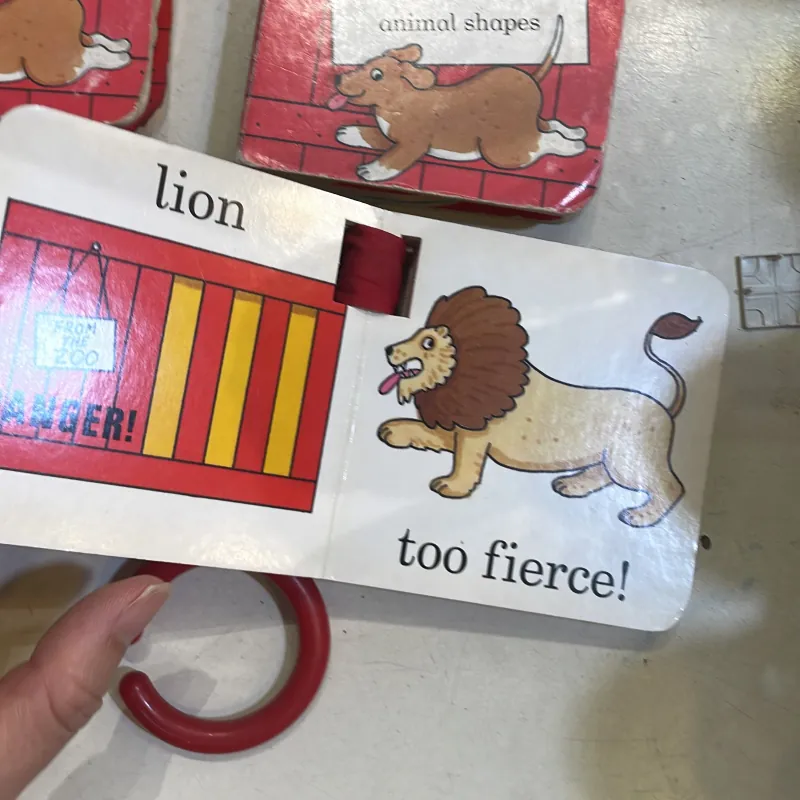 Ngoại văn : Rod Campbell : DEAR ZOO : animal shapes & buggy book ( chọn 1 quyển )  1027456