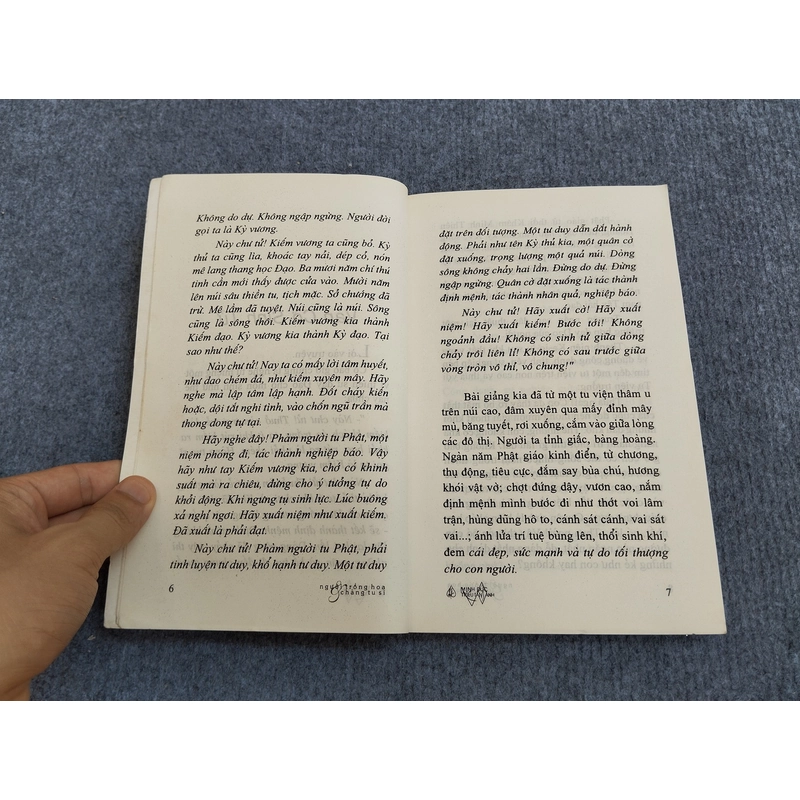 NGƯỜI TRỒNG HOA VÀ CHÀNG TU SĨ 494924