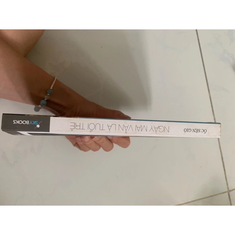 Hồi ký du lịch Ngày mai vẫn là tuổi trẻ + bookmark và postcard còn mới 462154