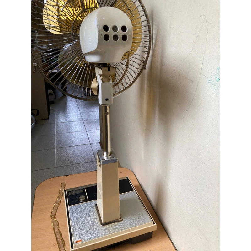 Quạt đứng Mitsubishi nắp lật phím cảm ứng có đèn cánh 30 màu vàng cát .100v 470648