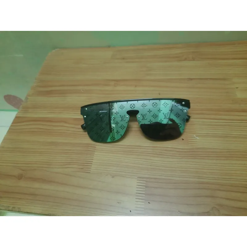 Kính mát LV Nam Nữ thời trang cao cấp đen phối logo vàng 973257