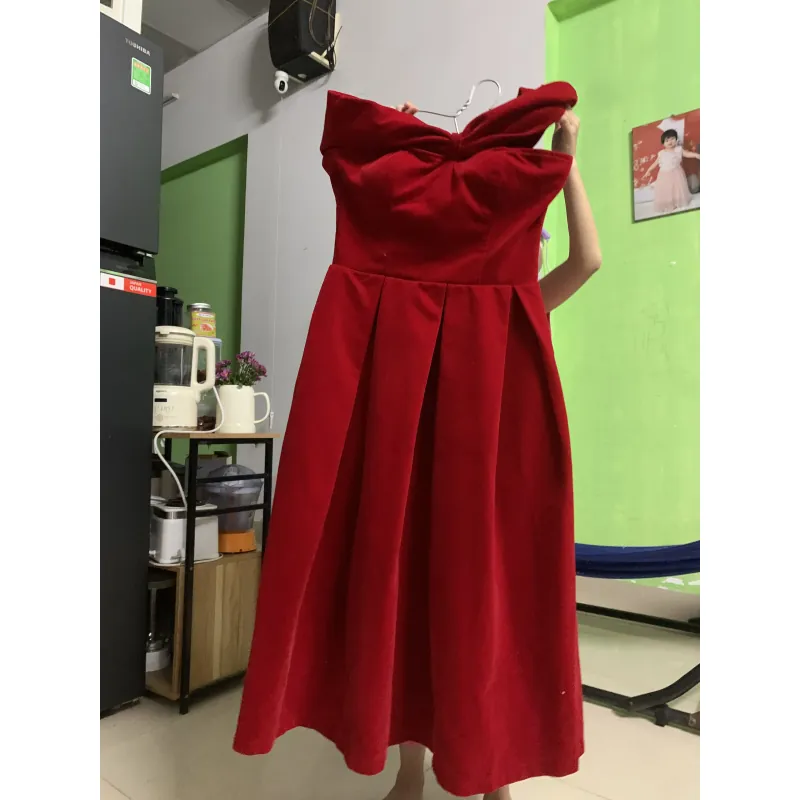 Đầm  thiết kế trễ vai vải nhung đỏ size L mới 90% 788257