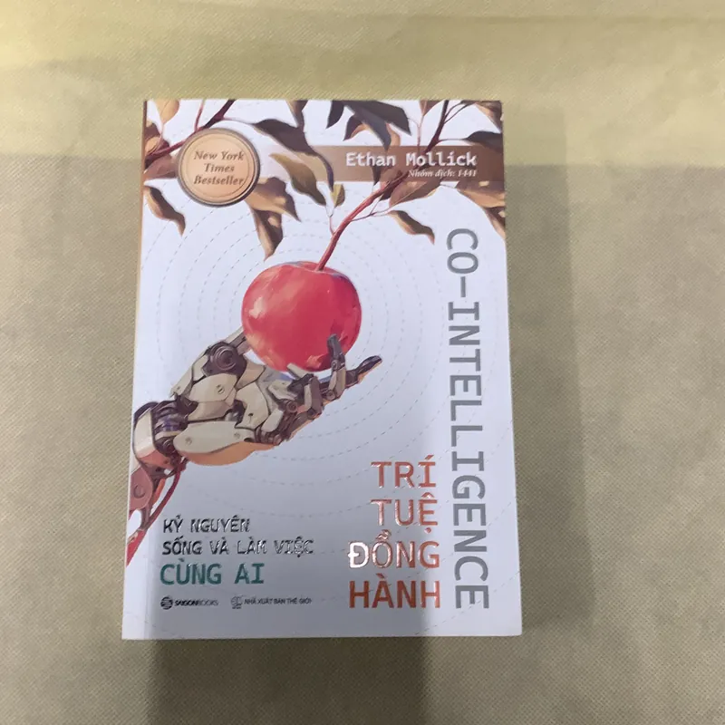 TRÍ TUỆ ĐỒNG HÀNH KỶ NGUYÊN SỐNG VÀ LÀM VIỆC CÙNG AI 740000