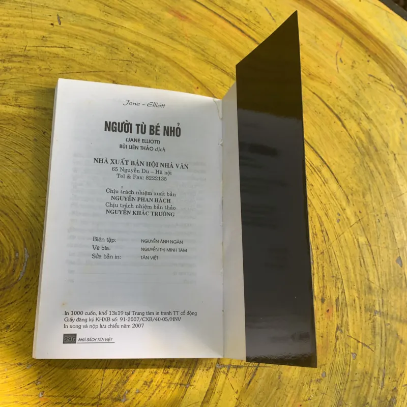  NGƯỜI TÙ BÉ NHỎ - jane elliott 746825