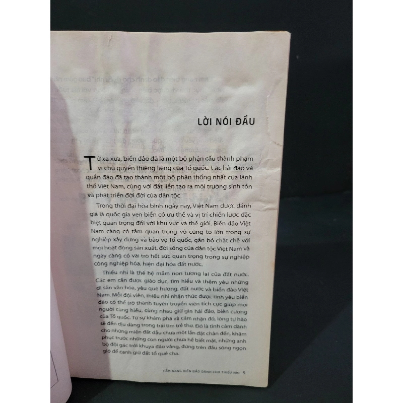Cẩm nang biển đảo dành cho thiếu nhi mới 60% bẩn bìa, ố, dính trang, rách trang, có chữ viết 2015 Nhiều tác giả HCM3004 VĂN HỌC 919186