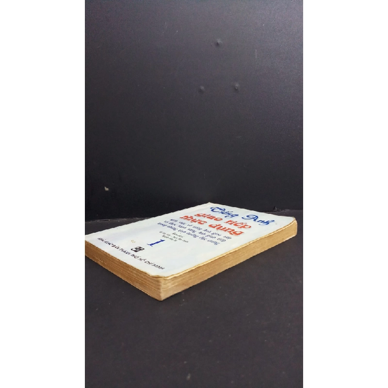 Tiếng Anh giao tiếp thực dụng 1 mới 60% ố nặng, ẩm, có viết và ký tên 2002 HCM2811 HỌC NGOẠI NGỮ 338902