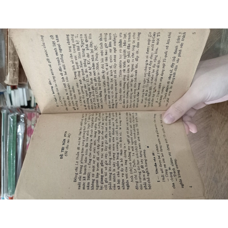 Hướng dẫn làm bài thi vào các trường đại học (1970-1977): Môn Văn học 500043