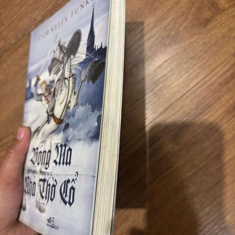 Bóng ma trong nhà thờ đổ - Cornelia Funke 562590