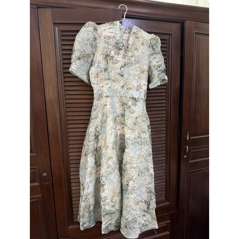 Váy lụa mềm SIZE L, cổ chữ V thoáng, 2 lớp lót. New 100%, nguyên mác 193993