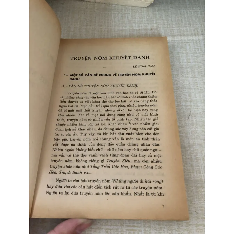 Phê bình bình luận văn học 976107