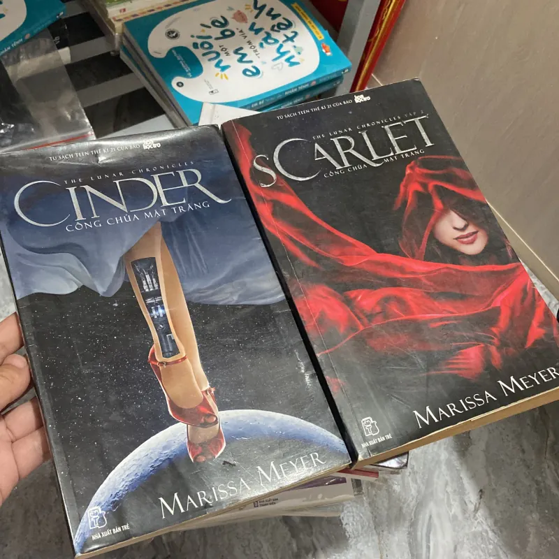 Công chúa mặt trăng - tập 1 ; 2 : CINDER ; SCARLET 960926