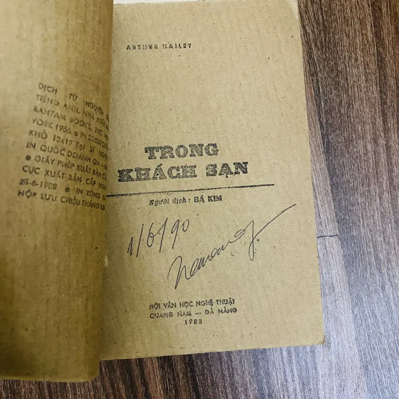 Bộ 2 quyển sách bao cấp - Trong Khách Sạn - Arthur Haile 934729