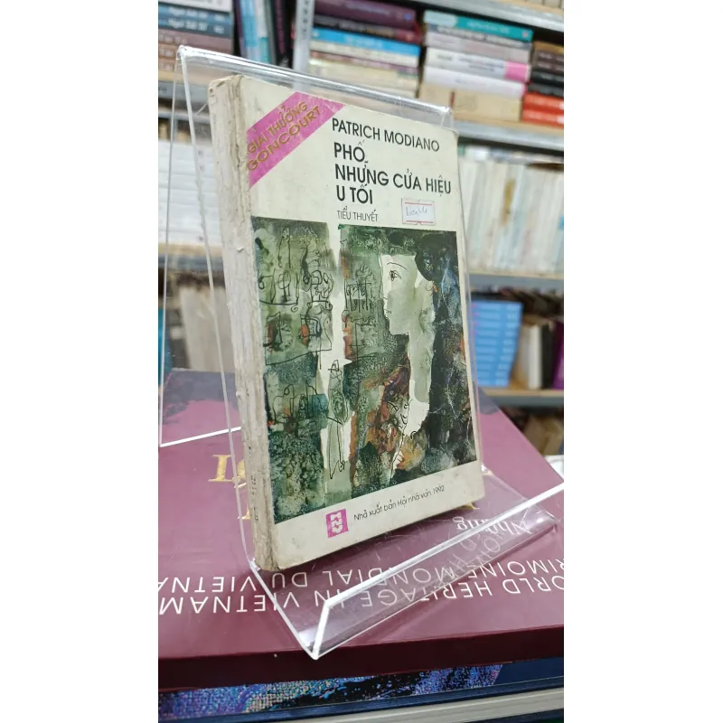 PATRICH MODIANO PHỐ NHỮNG CỬA HIỆU U TỐI ( Tiểu thuyết) 697278