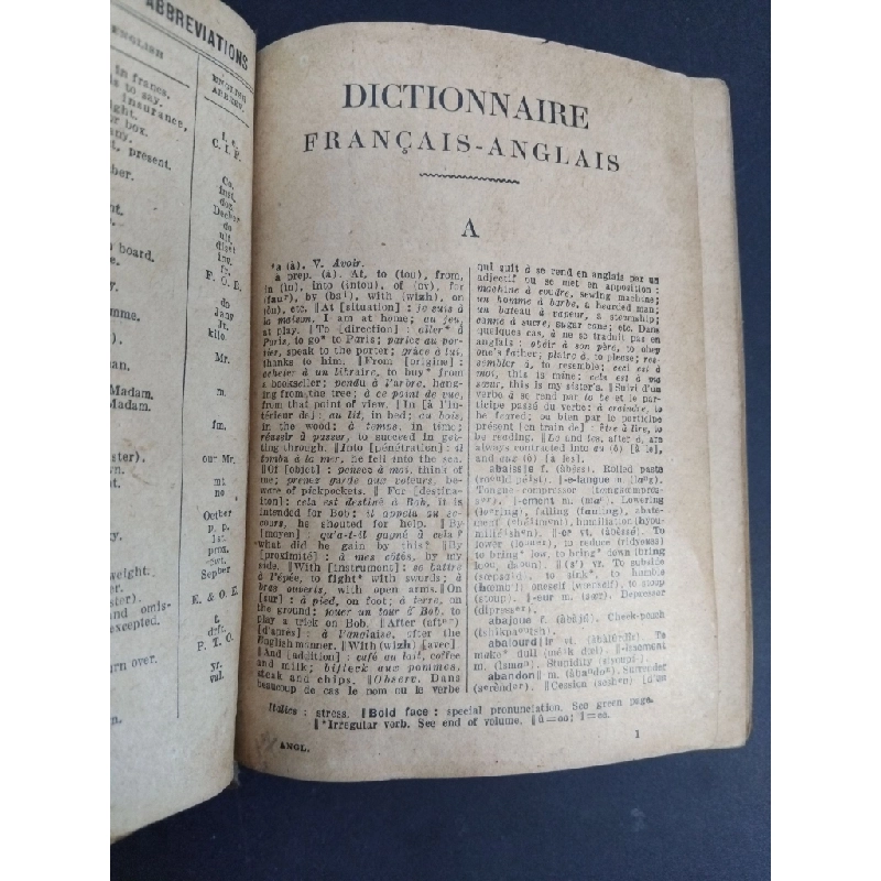 Francais - Anglais English - French (bìa cứng) mới 60% ố nặng, có viết chữ trang đầu và cuối,bong gáy rách bìa HCM1001 Larousse NGOẠI VĂN 369598