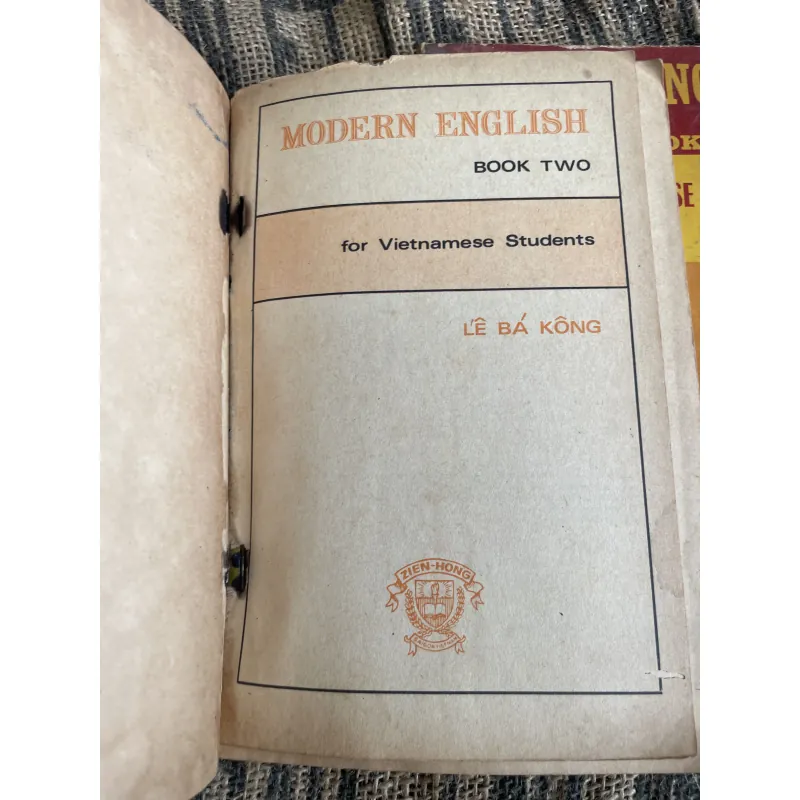 MODERN ENGLISH BOOK THREE FOR VIETNAMESE STUDENTS; Lê bá Kông  1013096