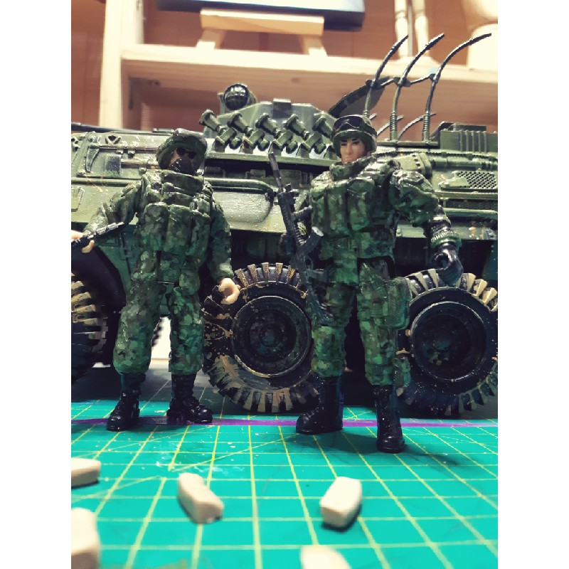 Mô hình quân sự 1/18 xe bọc thép kèm lính nga 6702