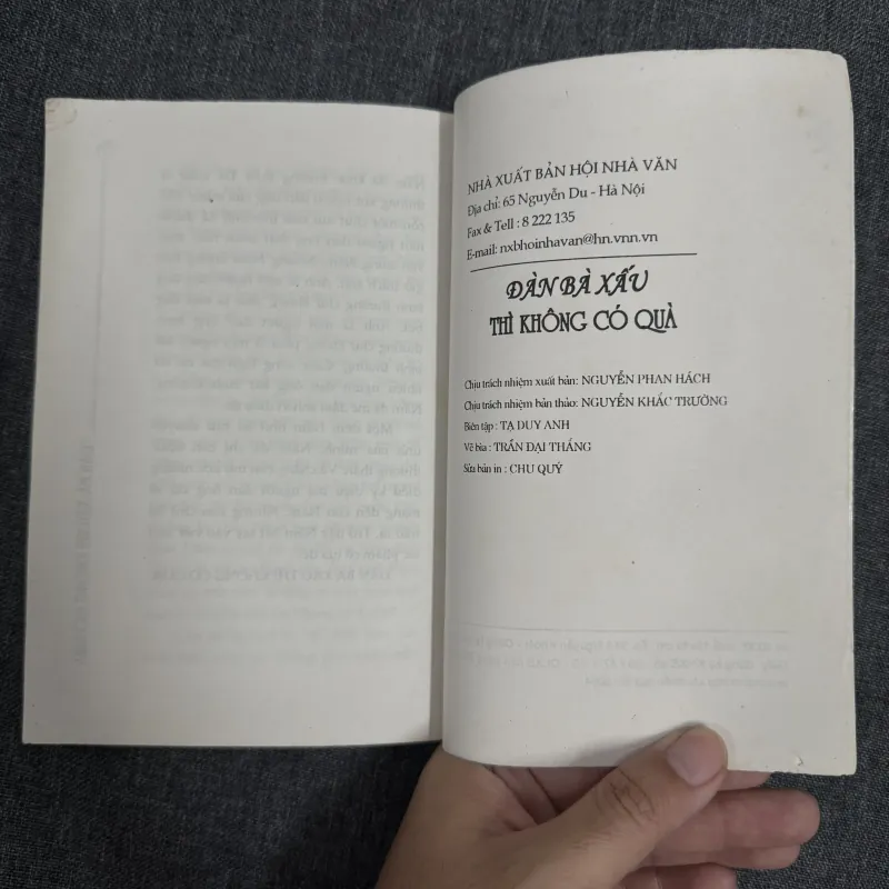 Đàn bà xấu thì không có quà - Y Ban 1010177