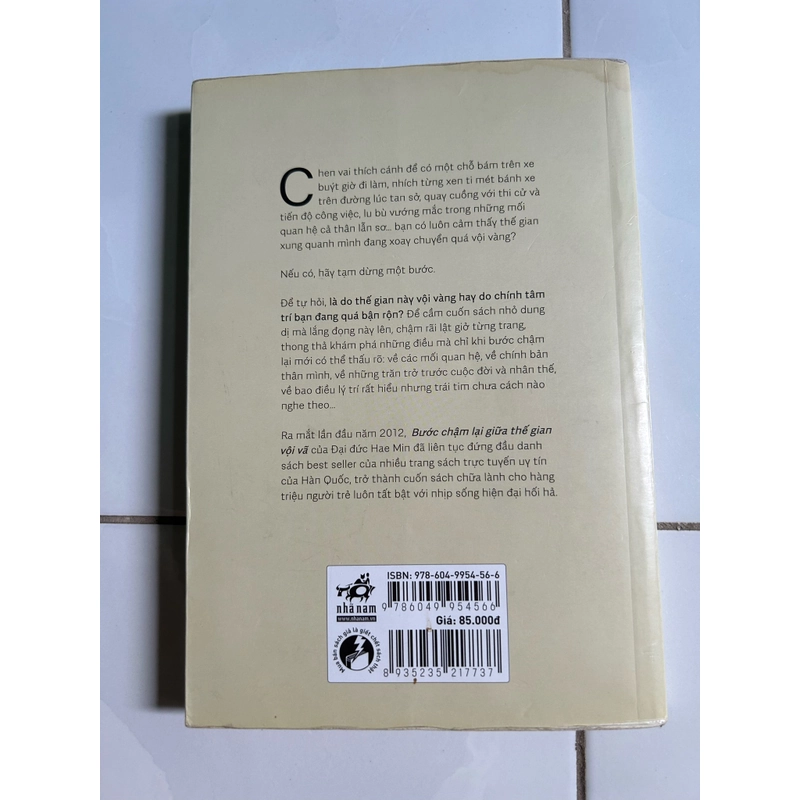 Bước chân chậm lại giữa thế gian vội vã 469414