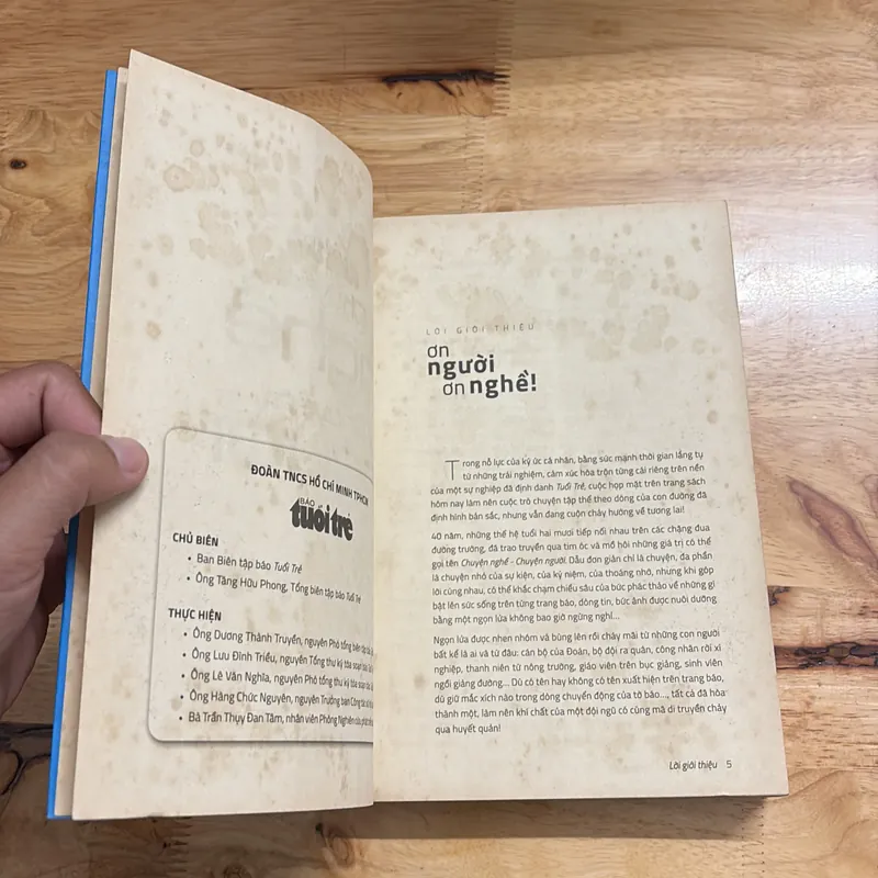II Báo Tuổi Trẻ: Chuyện Nghề Chuyện Người - Nhiều Tác Giả - 2015 689822
