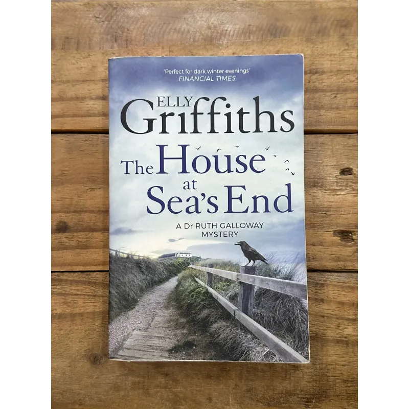 The House at Sea's End - Elly Griffiths 746381