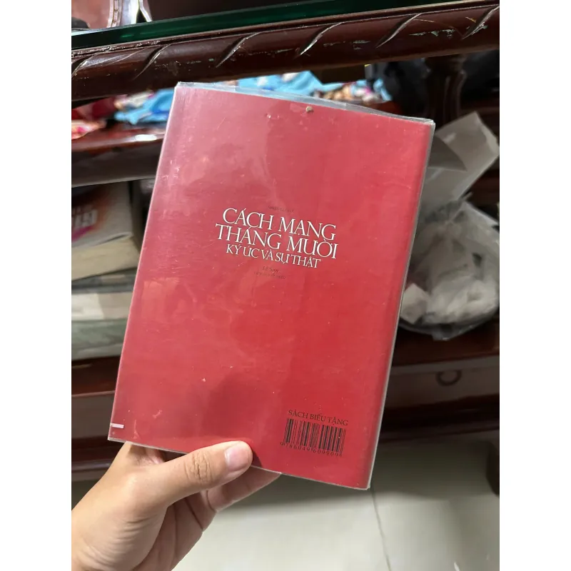 Cách mạng tháng mười Ký ức và Sự Thật (Bìa mềm) 689391