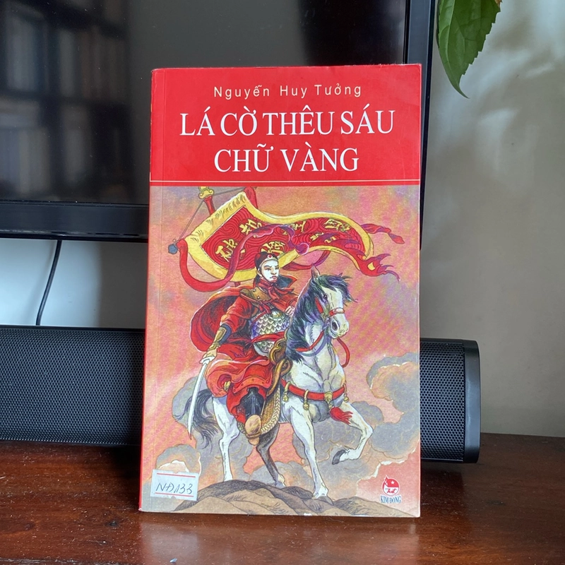 LÁ CỜ THIÊU SÁU CHỮ VÀNG (XB 2014) 470532
