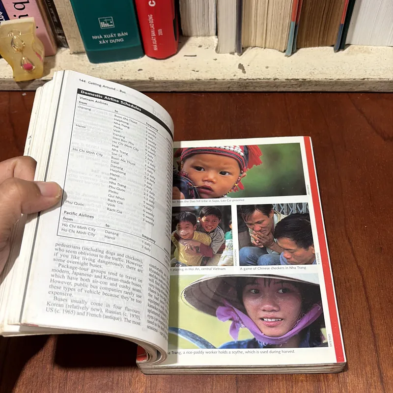 II English Books: Vietnam _ Includes Special Section On Vietnamese Cuisine 726957