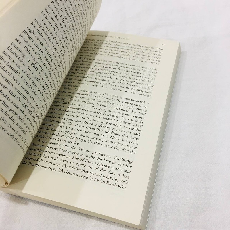 Book - Outnumbered : From Facebook and Google to Fake News and Filter-bubbles (như mới) 60884