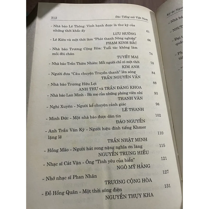 ĐÀI TIẾNG NÓI VIỆT NAM KÝ ỨC NGƯỜI VÀ NGHỀ 2 tập, bìa cứng 713076