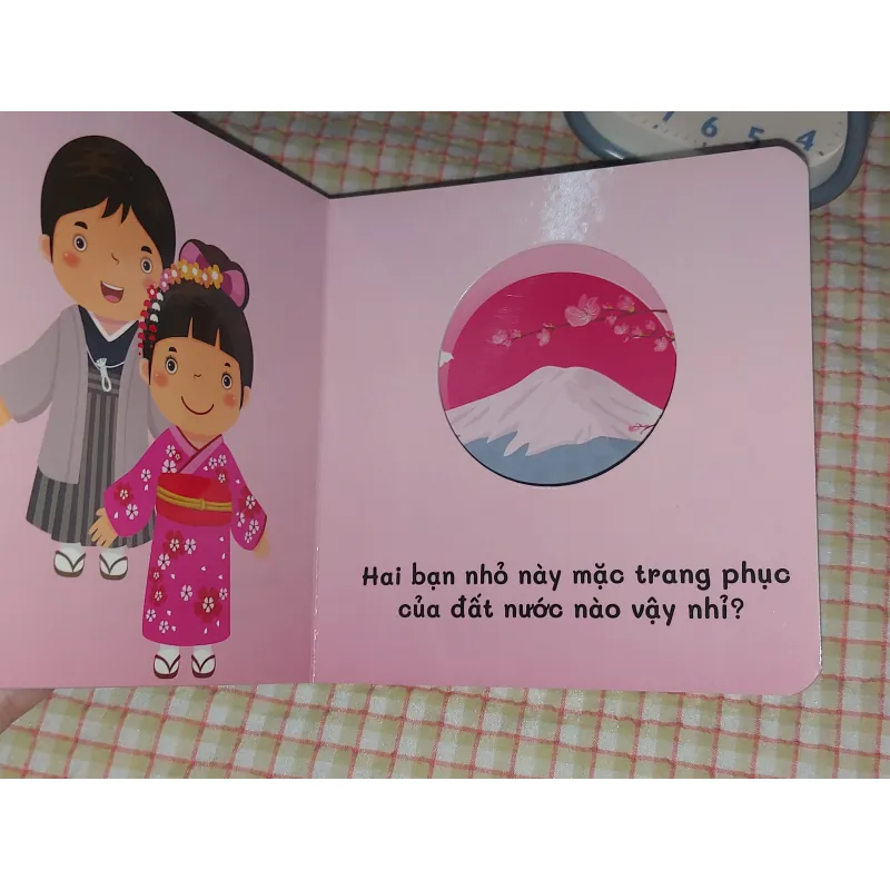Sách gỗ  ĐỐ BÉ Ở SAU LÀ GÌ?  - chủ đề: TRANG PHỤC 📖 song ngữ Anh - Việt 🔤 713406