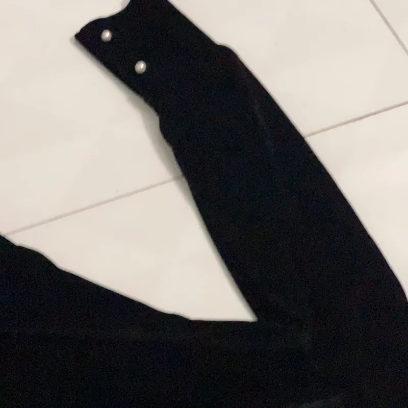 Áo nhung cổ tròn có đính hoa văn y hình  564825