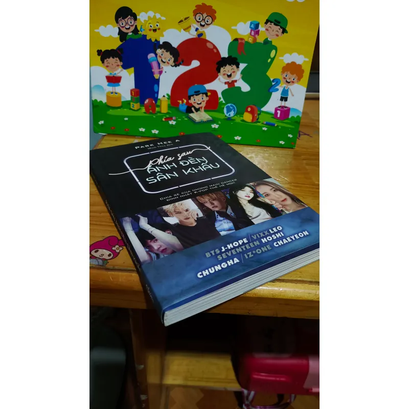 Phía Sau Ánh Đèn Sân Khấu  927658