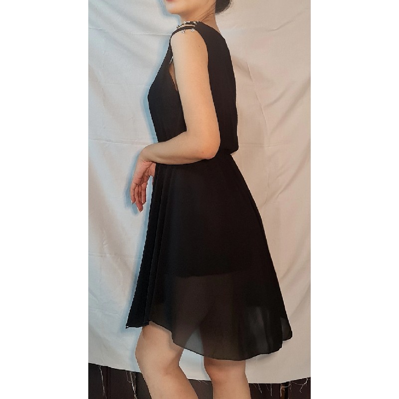 Đầm đen dạo phố đính hạt 144