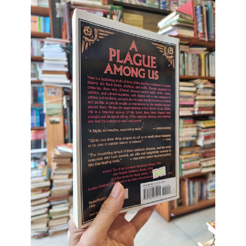 WHEN PLAGUE STRIKES : The Black Death, Smallpox, AIDS - James Cross Giblin 270944