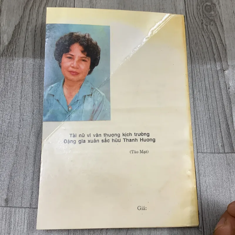 Vàng. Tập kịch - thanh hương. Có chữ ký tặng. 3b2 1040649