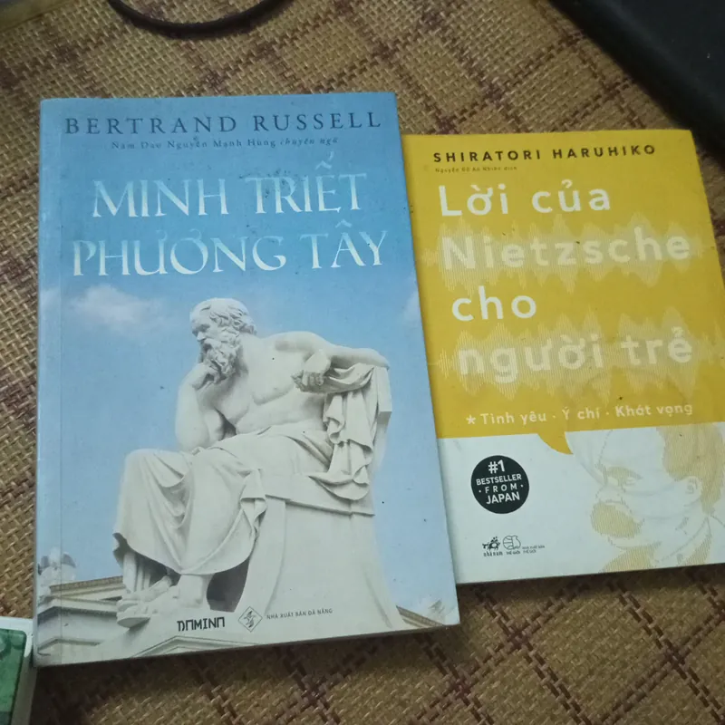 Mình Triết phương Tây của Bertrand Russell và Lời của Nietzsche dành cho người trẻ.  596873