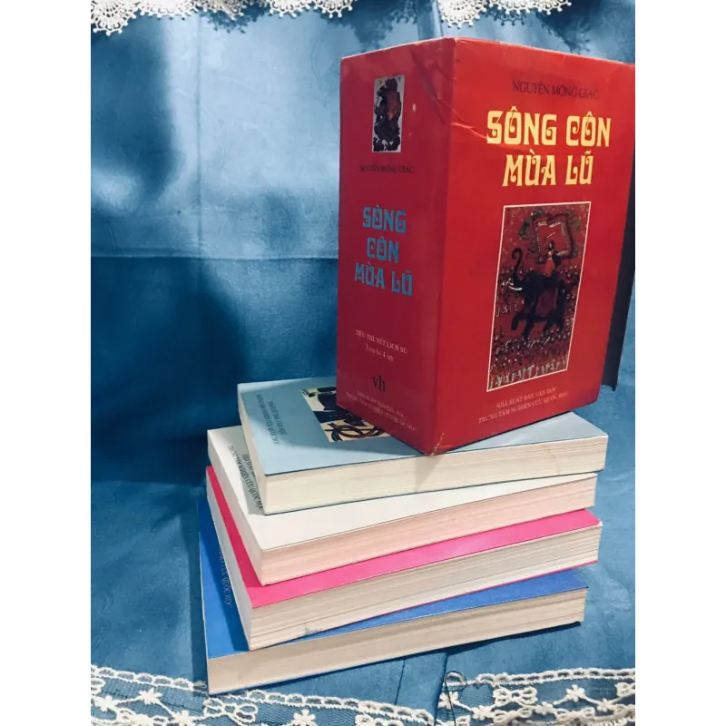 Tiểu thuyết lịch sử Sông Côn mùa lũ 788215