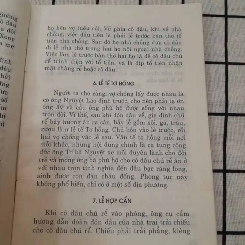 Phong tục cổ truyền Việt Nam. Quỳnh Trang tuyển chọn. Nxb Văn hóa TT năm 2002 786378