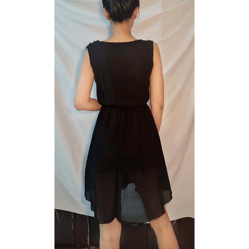 Đầm đen dạo phố đính hạt 144