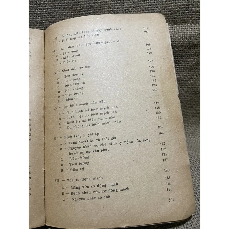 Bệnh học tuổi già 1- Gs Phạm KHuê- 300 trang  933029