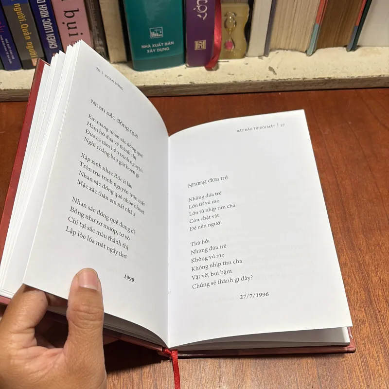[Sách Bìa Cứng] - II Thơ: Bắt Đầu Từ Đôi Mắt - Đoàn Bổng - 2023 927716