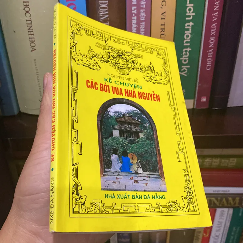 KỂ CHUYỆN CÁC ĐỜI VUA NHÀ NGUYỄN (XB 2007) 707997